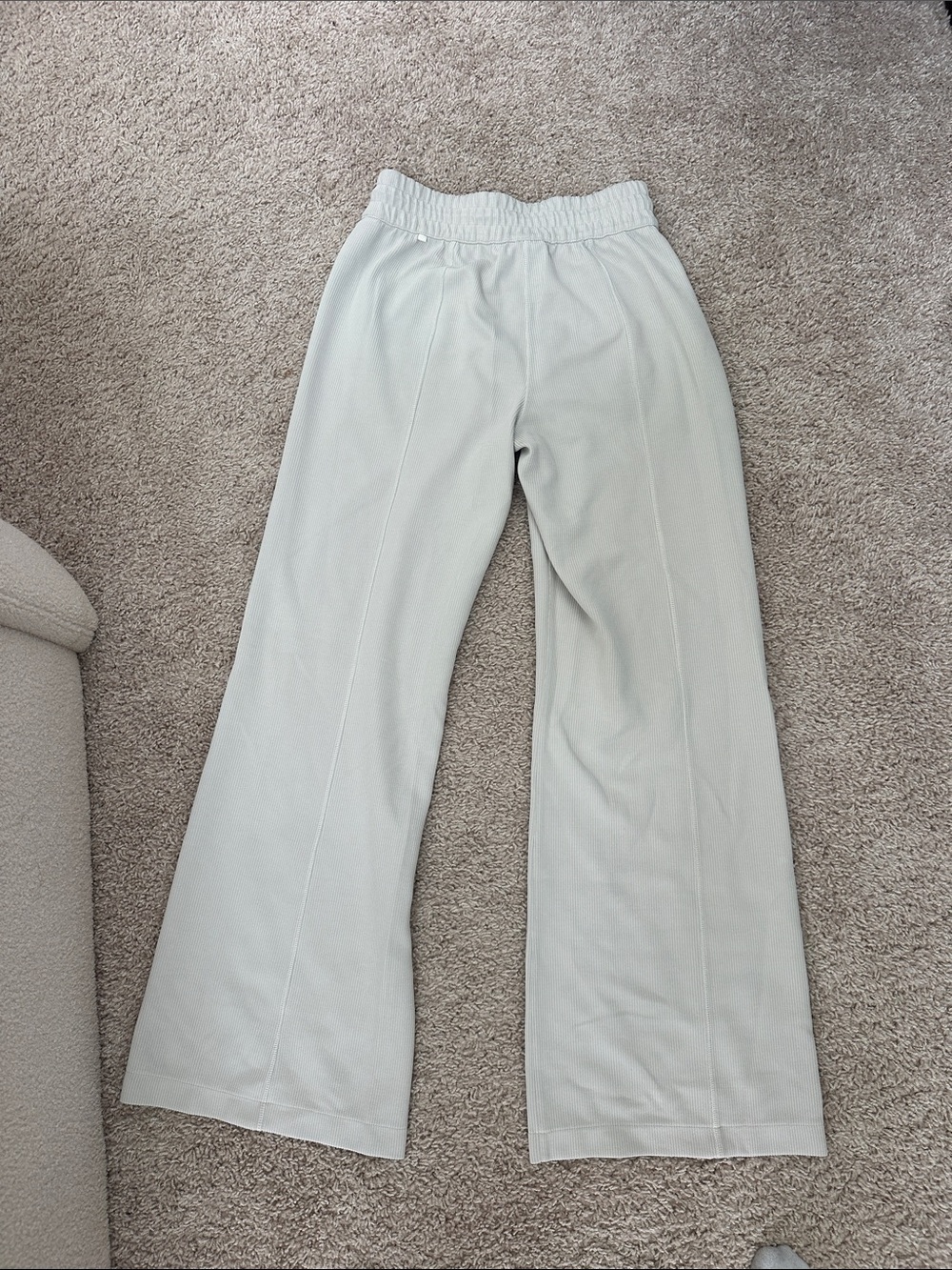 Lululemon Wide Leg Pants - ULTRA COMFY! Size 6 - Picture 4 of 6